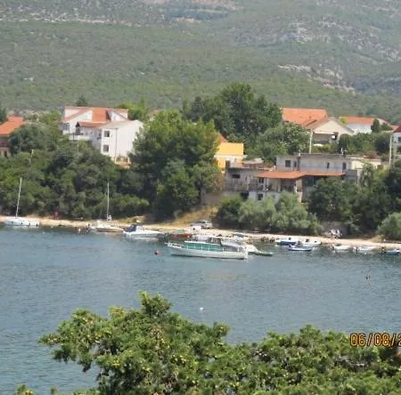 Ela Πανσιόν *